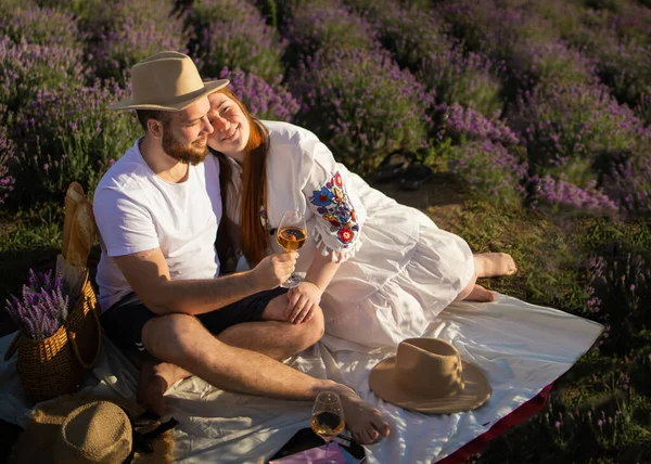 Man Woman Hold Glasses White Wine Background Lavender Field Romantic — Φωτογραφία Αρχείου