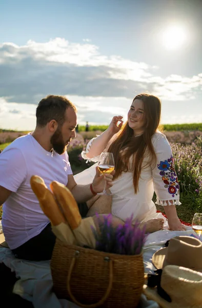 Man Woman Hold Glasses White Wine Background Lavender Field Romantic — Φωτογραφία Αρχείου