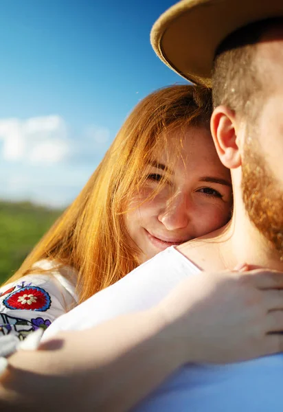 Young Couple Love Hugging Lavender Field Sunset — Φωτογραφία Αρχείου