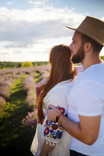 Young Couple Love Hugging Lavender Field Sunset — Φωτογραφία Αρχείου