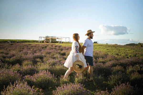 Young Couple Holding Hands Lavender Field Sunset — 图库照片