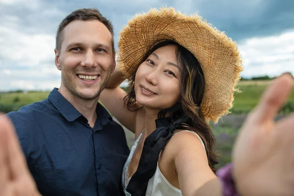 Romantic Young Couple Taking Selfie Field Summer Vacation — Φωτογραφία Αρχείου