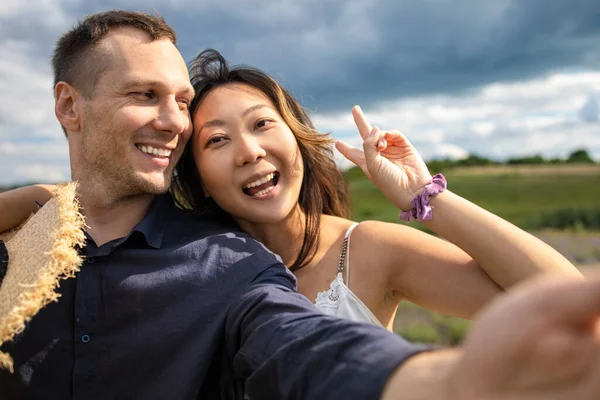 Romantic Young Couple Taking Selfie Field Summer Vacation — Φωτογραφία Αρχείου