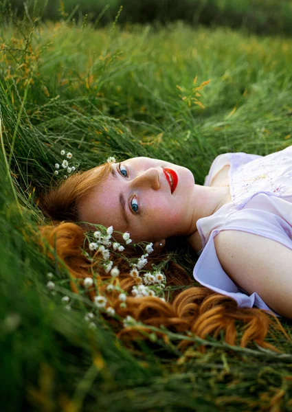 Portrait Smiling Red Head Girl Long Hair Resting Green Grass — 图库照片