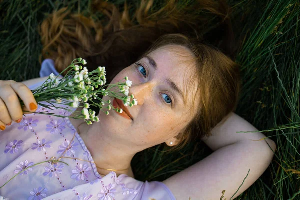 Portrait Smiling Red Head Girl Long Hair Resting Green Grass — 图库照片