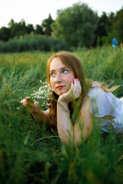 Portrait Smiling Red Head Girl Long Hair Resting Green Grass — Fotografia de Stock