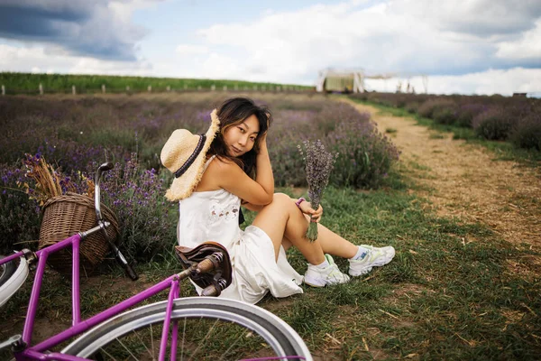 Young Asian Girl White Silk Dress Retro Bicycle Walks Lavender — Fotografia de Stock