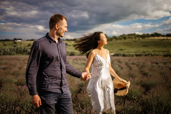 Young Couple Holding Hands Lavender Field Sunset — Φωτογραφία Αρχείου