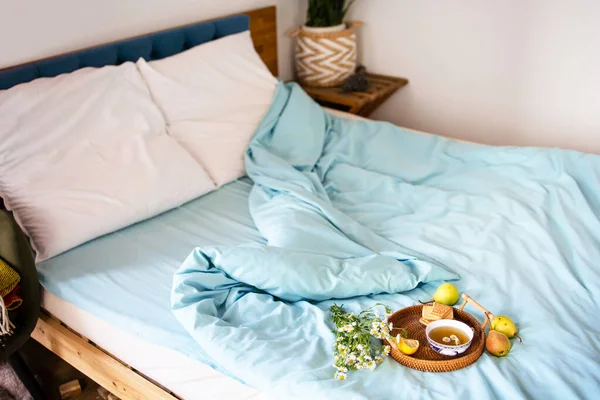 Cup Hot Tea Chamomile Tray Bed Blue Sheets Breakfast Bed — Stock fotografie