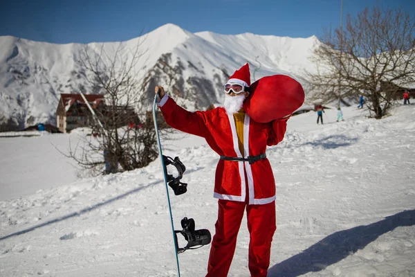 Cappello Uomo Babbo Natale Con Snowboard Una Stazione Sciistica — Foto Stock