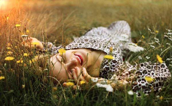 Summer Lifestyle Portrait Middle Aged Woman Lying Grass Outdoor Spends — Foto Stock