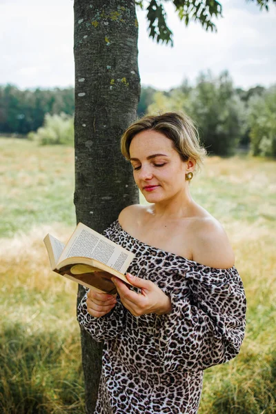 Middle Aged Woman Reading Book Big Tree Forest — Stockfoto