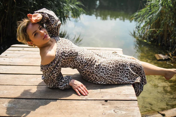 Glamorous Portrait Young Beautiful Woman Leopard Dress Shore Lake Wooden — 图库照片