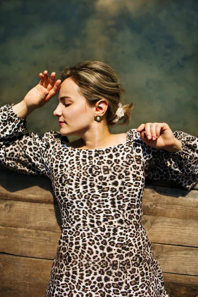Glamorous Portrait Young Beautiful Woman Leopard Dress Shore Lake Wooden — 图库照片