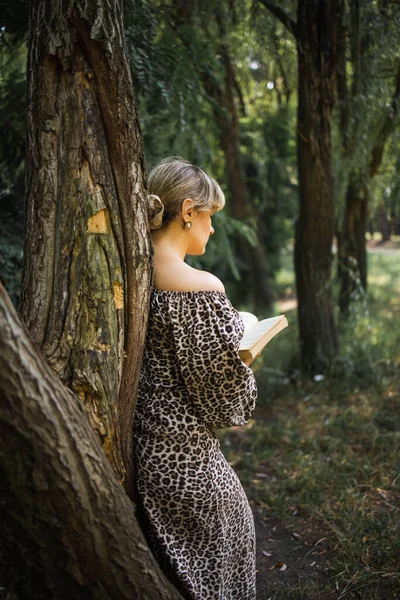 Middle Aged Woman Reading Book Big Tree Forest — Stockfoto