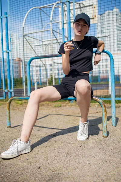 Teen Girl Smoking Cigarette Outdoors — Stockfoto
