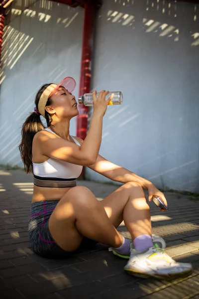 Снимок Красивой Азиатской Бегуньи Стоящей Улице Бутылкой Воды Мбаппе Делает — стоковое фото