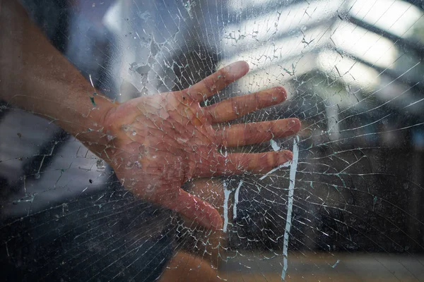 Showcase Med Krossat Glas Protest Stad Med Demonstranter — Stockfoto