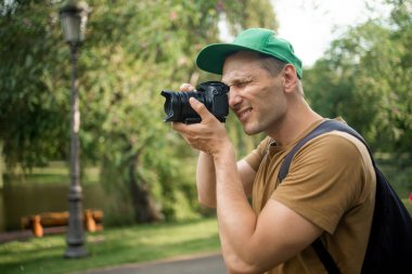 Profesyonel kamerayla dışarıda fotoğraf çeken bir fotoğrafçı.