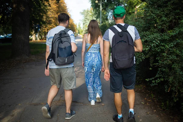 Summer Holidays Vacation Love Friendship Concept Group Friends Walking Outdoors — Foto Stock