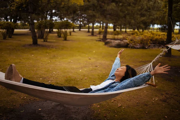 Young Asian Woman Cheerfully Rose Arms While She Swinging Hammock — Foto Stock