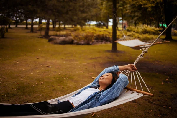 Young Asian Woman Cheerfully Rose Arms While She Swinging Hammock — Foto Stock