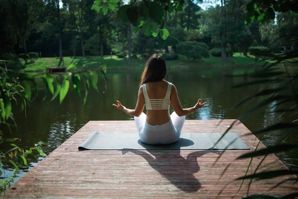 Young Fit Asian Woman Doing Yoga Lake Morning Park — Fotografia de Stock