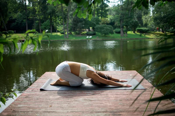 Young Fit Asian Woman Doing Yoga Lake Morning Park — Stok fotoğraf