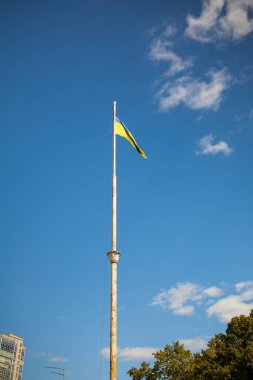 Mavi arka planda rüzgarda uçan Ukrayna bayrağı. Ukrayna 'nın büyük ulusal mavi bayrağı. 