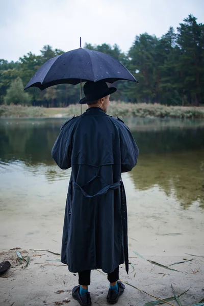 Молодой Английский Человек Стильном Винтажном Пальто Черной Шляпе Прогуливаясь Дождливому — стоковое фото
