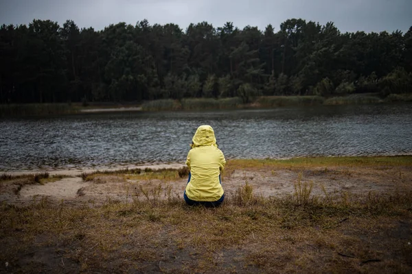 Magányos Szomorú Sárga Esőkabátban Erdőben Eső Alatt Visszapillantás — Stock Fotó