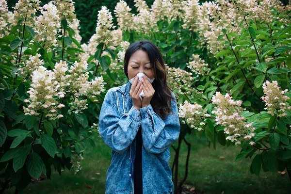 Espirrando Jovem Ásia Menina Com Nariz Limpador Entre Floração Árvores — Fotografia de Stock