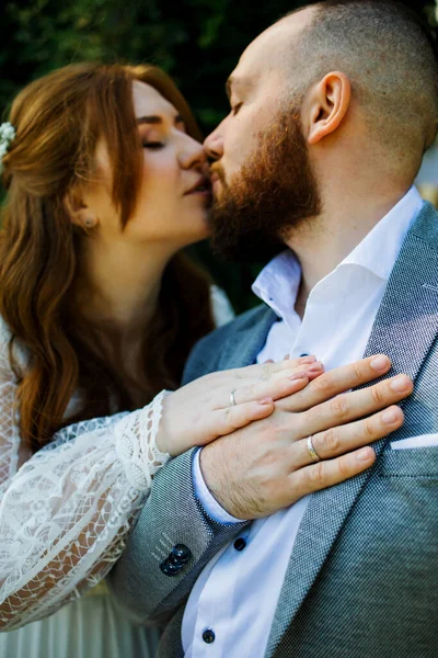 Photo Man Woman Wedding Ring Young Married Couple Holding Hands — Stock Photo, Image