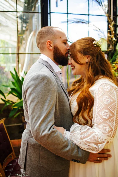 Amazing Smiling Redhead Wedding Couple Pretty Bride Stylish Groom — Stock Photo, Image