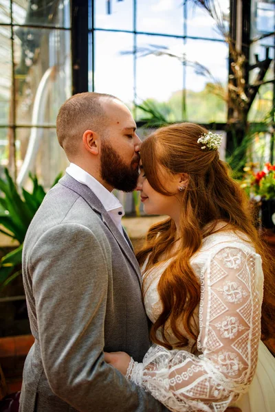 Amazing Smiling Redhead Wedding Couple Pretty Bride Stylish Groom — Stock Photo, Image