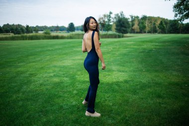 Asyalı Kadın Mutlu, Güzel Aktif Özgür Kız Yazın Yeşil Arka planda