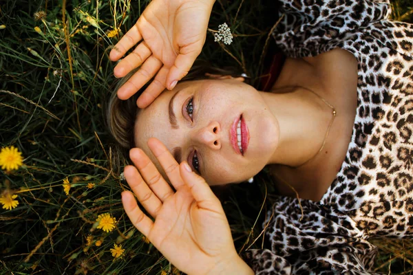 Portret Van Kijken Goed Glimlachende Vrouw Van Middelbare Leeftijd Liggen — Stockfoto