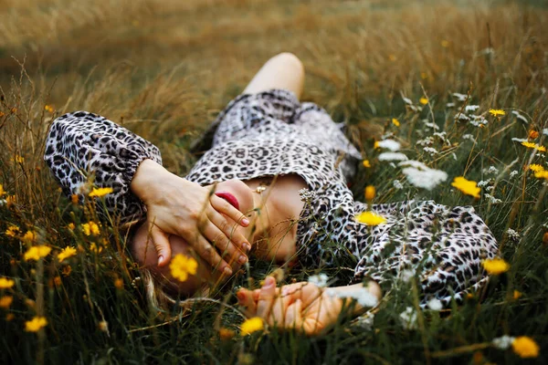漂亮的中年妇女躺在公园的地上做梦 将统一与自然联系起来 快乐的金发女人在草地上放松 — 图库照片