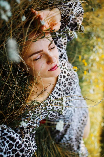 漂亮的中年妇女躺在公园的地上做梦 将统一与自然联系起来 快乐的金发女人在草地上放松 — 图库照片