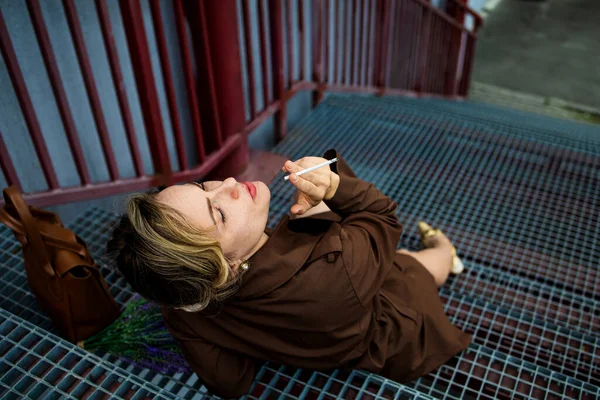 女人在休息时吸烟 女商人在办公室附近抽烟 — 图库照片
