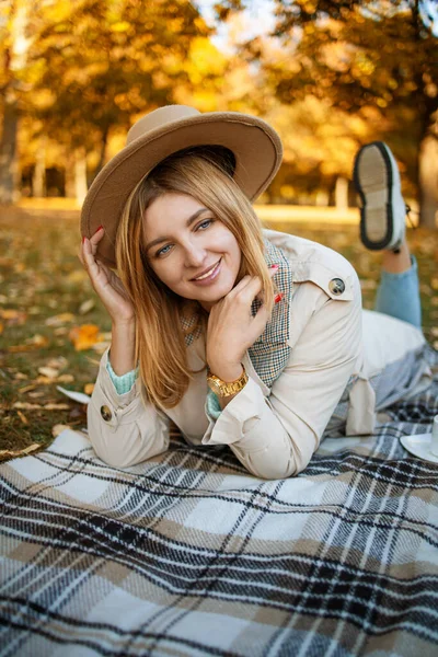 Atraktivní Blondýnka Kabátě Klobouku Popíjí Čaj Pikniku Podzimním Parku Podzimní — Stock fotografie