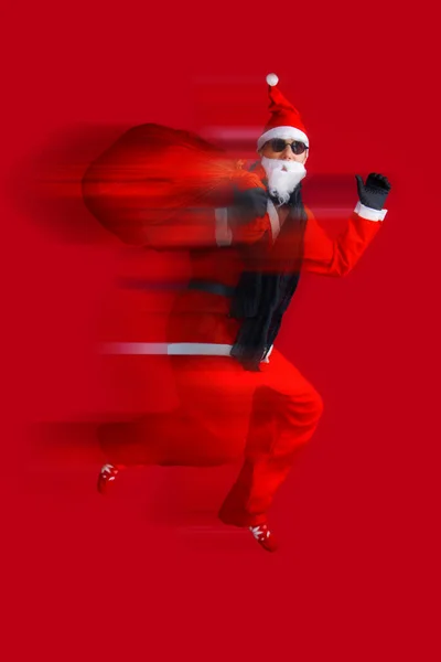Santa Claus Con Bolsa Enorme Carrera Entrega Regalos Navidad Aislados — Foto de Stock