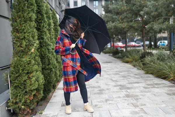 Mulher Tentando Segurar Seu Guarda Chuva Com Vento Forte — Fotografia de Stock