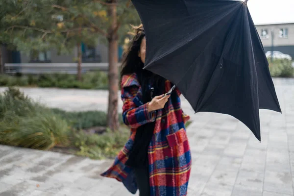 Egy Próbálja Tartani Esernyőjét Erős Szélben — Stock Fotó