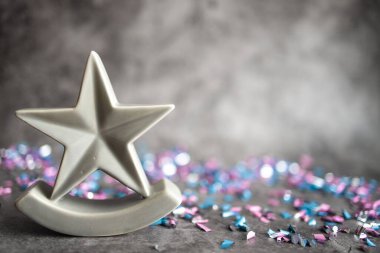 Gri arka planda güzel bir Noel yıldızı şekilli süsler. Düz dizayn. Kopya için yer var. Yatay.