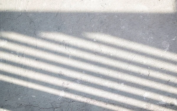 Sol Está Proyectando Sombra Barandilla Sobre Pared Hormigón Blanco Suelo — Foto de Stock