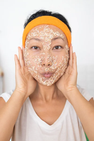 Hausgemachte Gesichtsmaske Mit Müsli Home Spa Mit Haferflocken — Stockfoto