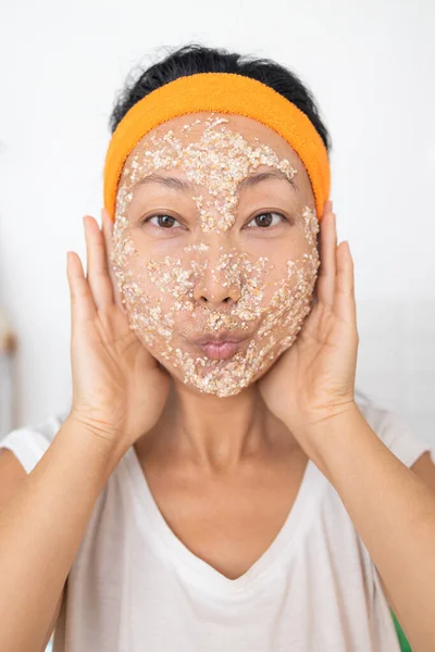 Maschera Facciale Fatta Casa Con Cereali Home Spa Con Fiocchi — Foto Stock