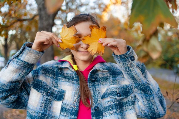 Портрет Щасливої Дівчини Підлітка Посмішкою Осіннім Жовтим Листком Парку — стокове фото