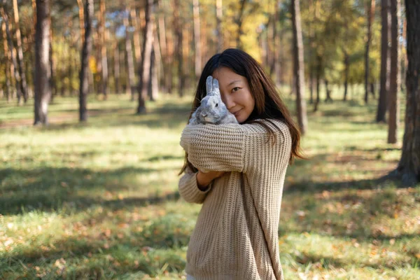 Adorable Jeune Lapin Femme Assis Ensemble Plein Air Dans Forêt — Photo